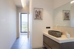 Captivating 5br Pool Villa Close Navarino Golf