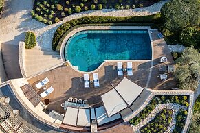 Captivating 5br Pool Villa Close Navarino Golf