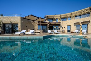 Captivating 5br Pool Villa Close Navarino Golf