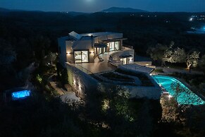 Captivating 5br Pool Villa Close Navarino Golf