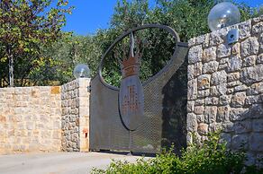 Captivating 5br Pool Villa Close Navarino Golf