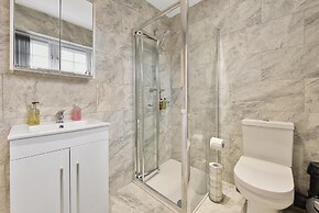 Rochfords Serviced House with 5 Bedrooms