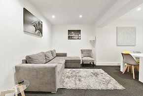 Rochfords Serviced House with 5 Bedrooms