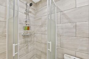 Rochfords Serviced House with 5 Bedrooms