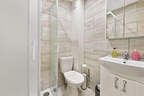 Rochfords Serviced House with 5 Bedrooms