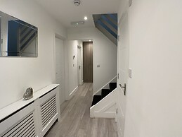 Rochfords Serviced House with 5 Bedrooms