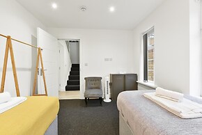 Rochfords Serviced House with 5 Bedrooms