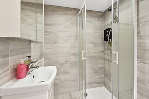 Rochfords Serviced House with 5 Bedrooms