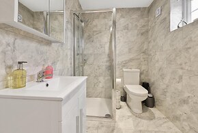 Rochfords Serviced House with 5 Bedrooms