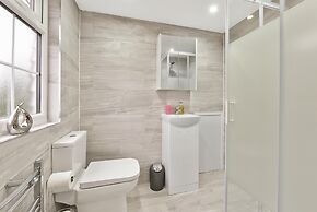 Rochfords Serviced House with 5 Bedrooms