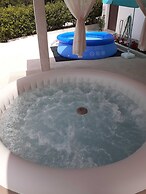 Apartment Laurel Leaf