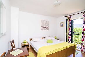 Apartment Laurel Leaf