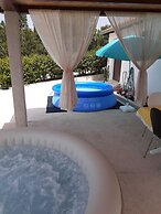 Apartment Laurel Leaf