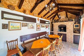 Apartment Laurel Leaf