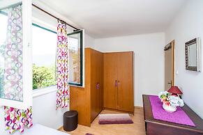 Apartment Laurel Leaf