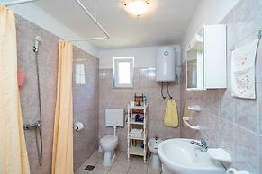 Apartment Laurel Leaf