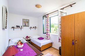 Apartment Laurel Leaf