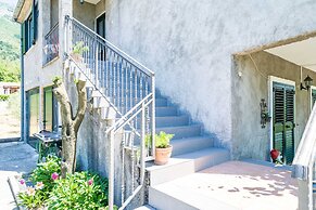 Apartment Laurel Leaf