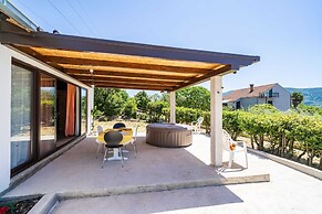 Apartment Laurel Leaf