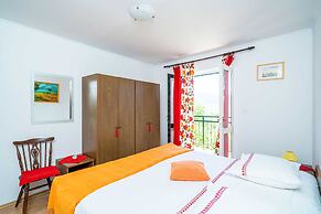 Apartment Laurel Leaf