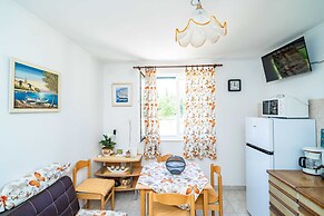 Apartment Laurel Leaf