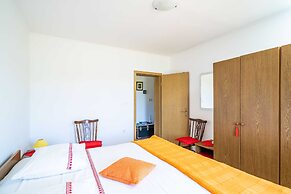 Apartment Laurel Leaf