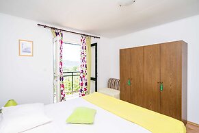 Apartment Laurel Leaf