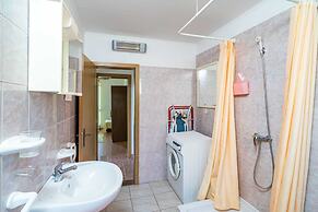 Apartment Laurel Leaf