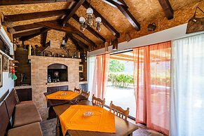 Apartment Laurel Leaf