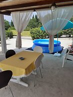 Apartment Laurel Leaf