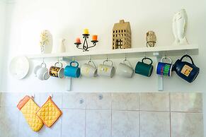 Apartment Laurel Leaf