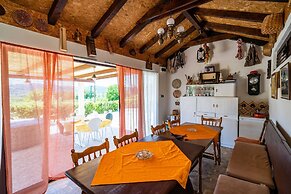 Apartment Laurel Leaf