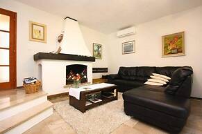 Captivating 3-bedroom Villa in Kanica