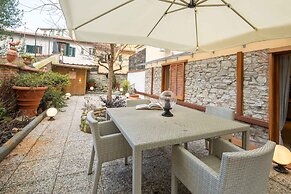 Ponte Rosso Modern by Mmega