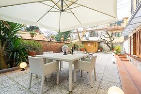 Ponte Rosso Modern by Mmega