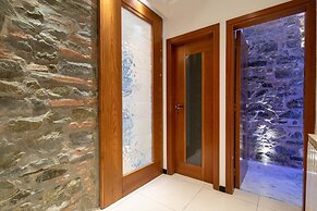 Ponte Rosso Modern by Mmega