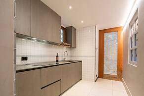 Ponte Rosso Modern by Mmega