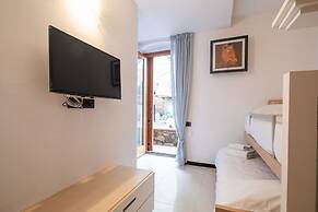 Ponte Rosso Modern by Mmega