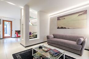 Ponte Rosso Modern by Mmega