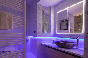 Ponte Rosso Modern by Mmega