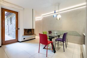 Ponte Rosso Modern by Mmega