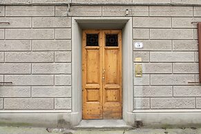 Ponte Rosso Modern by Mmega