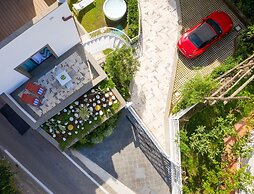 Luxury Apartment with Garden and Pool