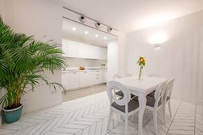 Luxury Apartment with Garden and Pool