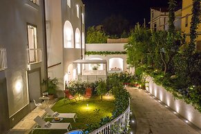 Luxury Apartment with Garden and Pool