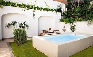 Luxury Apartment with Garden and Pool