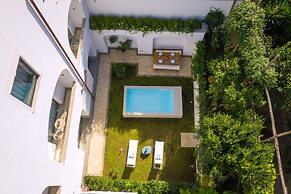 Luxury Apartment with Garden and Pool
