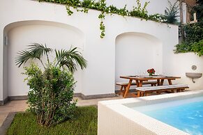 Luxury Apartment with Garden and Pool