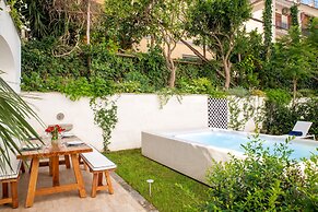 Luxury Apartment with Garden and Pool