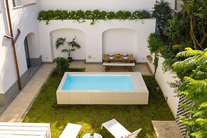 Luxury Apartment with Garden and Pool
